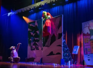 El Grinch se tomó Colón y “robó” la Navidad entre risas y reflexión 