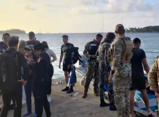 La marea no los venció: Aeronaval rescata a siete personas tras naufragio