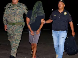 SENAFRONT desplegó un operativo inmediato, con el apoyo de residentes del área, logrando retener a un ciudadano de 21 años, señalado como el presunto responsable. 