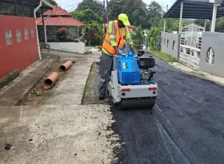 Los trabajos incluyeron colocación de material asfáltico caliente para mejorar la infraestructura vial. 