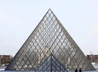 Museo del Louvre instala una reja de seguridad en la ventana del robo de octubre