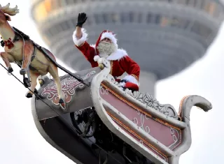 Los niños también pueden llamar por teléfono al Norad, donde unos 1,000 voluntarios estadounidenses y canadienses responden sus dudas sobre la ubicación de Santa Claus y sus orígenes. Foto. EFE