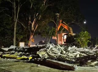 ¡Revulú! Tumbaron monumento a chinos en Mirador del Puente de las Américas
