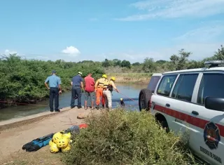 Se cae del bote y desaparece; lo buscan