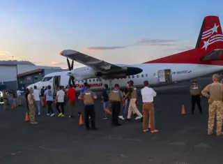 ¡Los mandan pa´ su casa! Migración extradita a 43 colombianos 