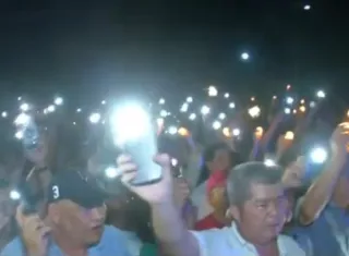 Velas, silencio y dignidad: comunidad china alza su voz tras demolición