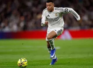 Kylian Mbappé, baja por un esguince de rodilla