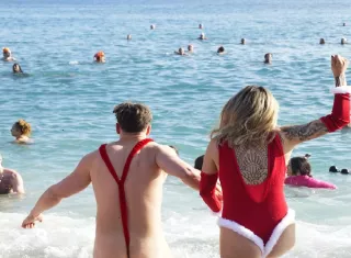 Roma da la bienvenida al 2026 con el tradicional salto al río Tíber