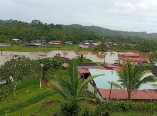 En el caso de la comunidad del Guásimo, el río también se desbordó y fue a dar al interior de las casas, la iglesia, el centro educativo, en medio de la preocupación de los moradores.