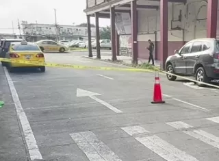 Atacan a dos hombres a tiros en calle 9 de Colón; Policía investiga