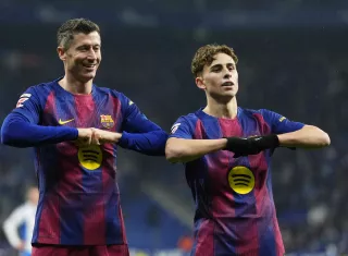 El delantero del Barcelona Robert Lewandowski (i) celebra su gol durante el partido de la jornada 18 de LaLiga. /Foto: EFE