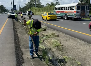 Limpian cunetas de la vía Panamá-Colón llenas de desperdicios.