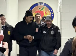 Maduro pasó su primera noche bajo luz fría y puertas de acero.Así es su hogar