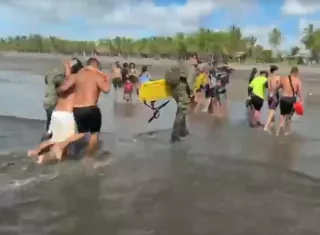 Corriente arrastra dos jóvenes en playa Los Olivos; casi se ahogan