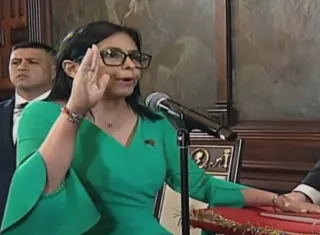 Delcy Rodríguez fue juramentada Juramentada por su hermano, el presidente de la Asamblea Nacional (AN, Parlamento), el chavista Jorge Rodríguez. Foto. EFEoria de Venezuela en encabezar el Ejecutivo- aseguró que, en estas "horas terribles de amenazas contra la estabilidad", no va a descansar "ni un minuto para garantizar la paz".