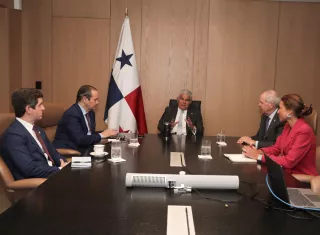 En la reunión también estuvieron José Miguel Alemán, embajador de Panamá en Washington; Ana Irene Delgado, embajadora ante la OEA; y los jerarcas de Cancillería, Javier Martínez Acha y Carlos Hoyos, ministro y viceministro de Relaciones Exteriores.