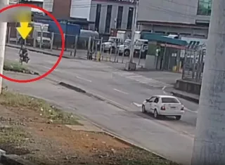 Afortunadamente el motociclista no murió.  /  Captura de video: Centrodecon