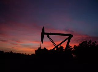 El economista jefe de Ostrum, Philippe Waechter, cree que si EE.UU. toma el control de Venezuela y, con ello, levanta las sanciones y se reanuda la producción, el precio del petróleo bajará. Foto. EFE