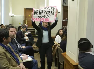 La manifestante gritó que la captura de Maduro en Venezuela, el pasado 3 de enero, no se trató de un acto por la democracia sino "un robo imperialista motivado por el petróleo". Foto: EFE