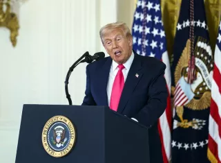 El enviado especial de Donald Trump para Groenlandia, Jeff Landry, defendió este martes la independencia de la isla con acuerdos económicos con Washington y descartó que el presidente estadounidense quiera tomarla por la fuerza.