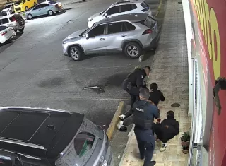 Los dos imputados fueron aprehendidos en la entrada del local.  /  Captura de video: RS