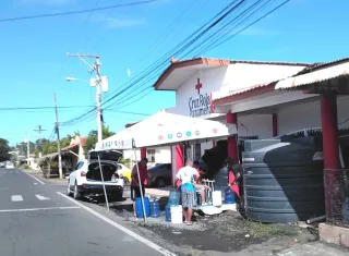 La población ha sido  abastecida de agua en distintos puntos, entre ellos tanques de reserva instalados en sitios estratégicos. Foto. Thays Domínguez