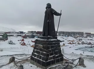 Groenlandia tiene una población de unos 57,000 habitantes en un territorio de 2.1 millones de kilómetros cuadrados (el 80% cubierto de hielo de forma permanente) y depende de los ingresos de la pesca y de la ayuda económica anual de Dinamarca. Foto. EFE