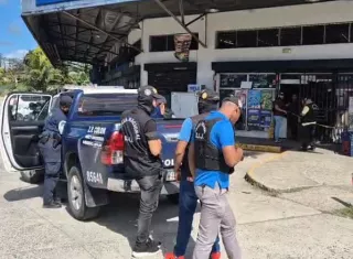 El menor fue aprehendido, mientras sus compinches escapaban.  /  Foto: Diómedes Sánchez