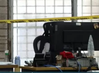 Aunque existían protocolos activos en el centro educativo donde la agresora laboró antes, al llegar a la regional no fue identificada de inmediato como la misma persona que había lanzado amenazas previas. Ese vacío terminó en tragedia.