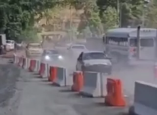 Las autoridades le solicitan a los conductores prudencia al conducir por la vía. 