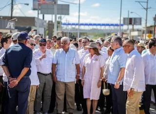 A pesar de la ausencia, reiteró el respaldo del Gobierno al desfile y destacó el trabajo de artesanos, organizadores y participantes que mantienen viva la tradición, puntada a puntada, año tras año.
