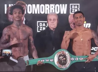 El púgil panameño Ricardo 'El Científico' Núñez (der.) y el cubano Jadier Herrera (izq.) en la ceremonia de pesaje oficial. 