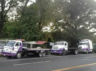 Los delincuentes se llevaron una grúa del patio de la empresa.  /  Foto archivo: Grúas C3