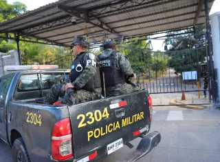 Integrantes del Ejercito de Honduras custodian el Centro Logístico Electoral (CLE) este domingo, en Tegucigalpa (Honduras).