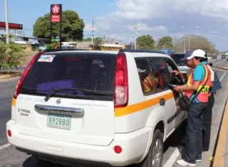 Ojo con los autos del Estado: Contraloría hará operativo 
