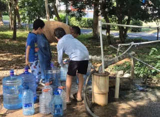 La falta del vital líquido ha obligado a muchas familias a recurrir a pozos y tanques de reserva. Foto. Thays Domínguez