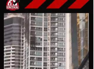 Explosión provoca incendio en piso 17 de edificio en la Avenida Balboa 