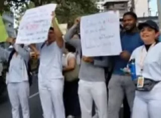 Queremos contratos, gritaban los jóvenes. 