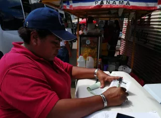 Pronto se implementará una norma que restringe a las personas detectadas con carnet de salud falso que no puedan tramitar la obtención del documento durante un tiempo, el cual no se ha definido aún.  Foto. Eric Montenegro