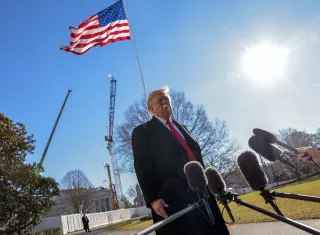 En noviembre pasado, el Gobierno de Donald Trump ordenó a los consulados de Estados Unidos en todo el mundo aplicar una guía que instruye negar visados a los solicitantes que se considere que probablemente dependerán de ayudas públicas. Foto. EFE