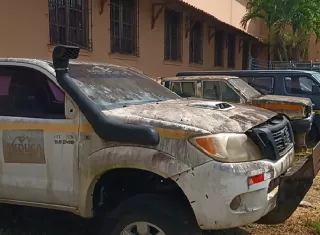 Esperan que las autoridades competentes saquen la chatarra de la Normal de Santiago lo más pronto posible. Foto. Melquíades Vásquez