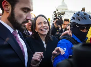 En el interior del Senado, María Corina Machado sostuvo platicas con senadores como el republicano Rick Scott, quien en ocasiones anteriores había expresado su apoyo a la opositora venezolana. Foto: EFE