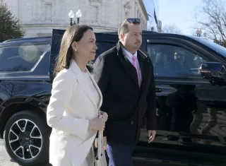 La líder opositora María Corina Machado, saludó a algunos venezolanos que estaban concentrados frente a la residencia presidencial antes de abordar un vehículo de camino al Congreso. Foto: EFE