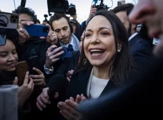 La líder opositora venezolana María Corina Machado (d) habla con la prensa tras reunirse con un grupo bipartidista de senadores en el Capitolio. Foto: EFE