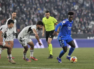 El centrocampista del Albacete Ale Meléndez (c) disputa un balón con el delantero del Real Madrid Vinícius Jr (d). /Foto: EFE