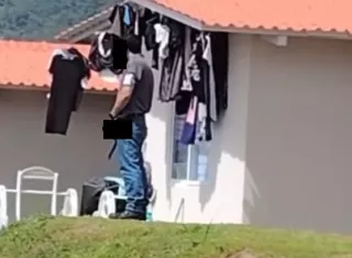 El sujeto se masturba en el patio de su casa.  /  Captura de video