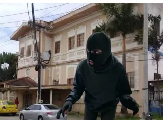 Varios sujetos ingresaron al lugar y sustrajeron dinero.  /  Fotomontaje