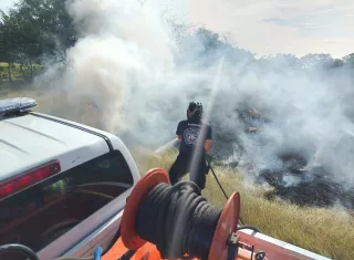 La Zona Regional de Los Santos, respondió al llamado de emergencia y sofocó el incendio de masa vegetal en orilla de playa Monagre.  /  Foto: BCBRP