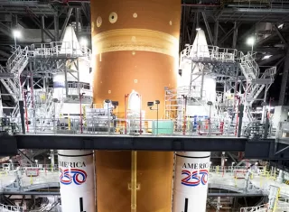 Fotografía del 20 de diciembre de 2025, cedida por la NASA que muestra el cohete SLS (Space Launch System) dentro de la plataforma de lanzamiento número 3 del Edificio de Ensamblaje de Vehículos, en Cabo Cañaveral (Estados Unidos). /EFE