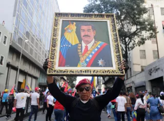 Un hombre sostiene un cuadro con la imagen del presidente de Venezuela, Nicolás Maduro. Foto: EFE